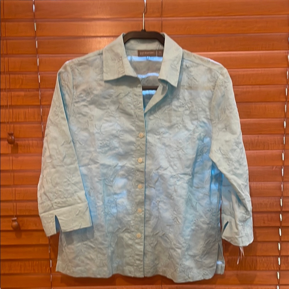 Croft and Barrow Pastel Aqua Embroidered Floral Shirt PM (e)